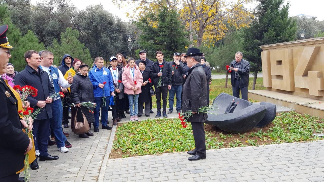 В Баку ко Дню неизвестного солдата состоялась церемония возложения цветов
