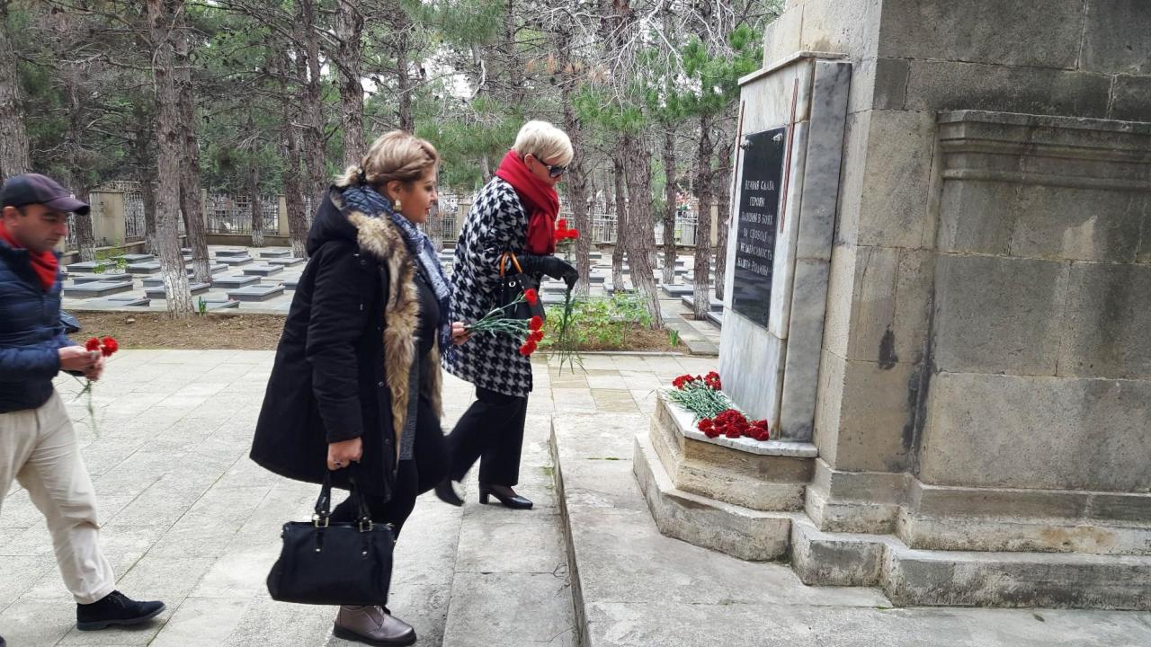 В Баку ко Дню неизвестного солдата состоялась церемония возложения цветов