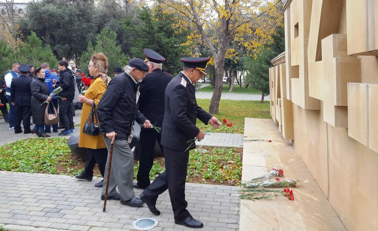 В Баку ко Дню неизвестного солдата состоялась церемония возложения цветов