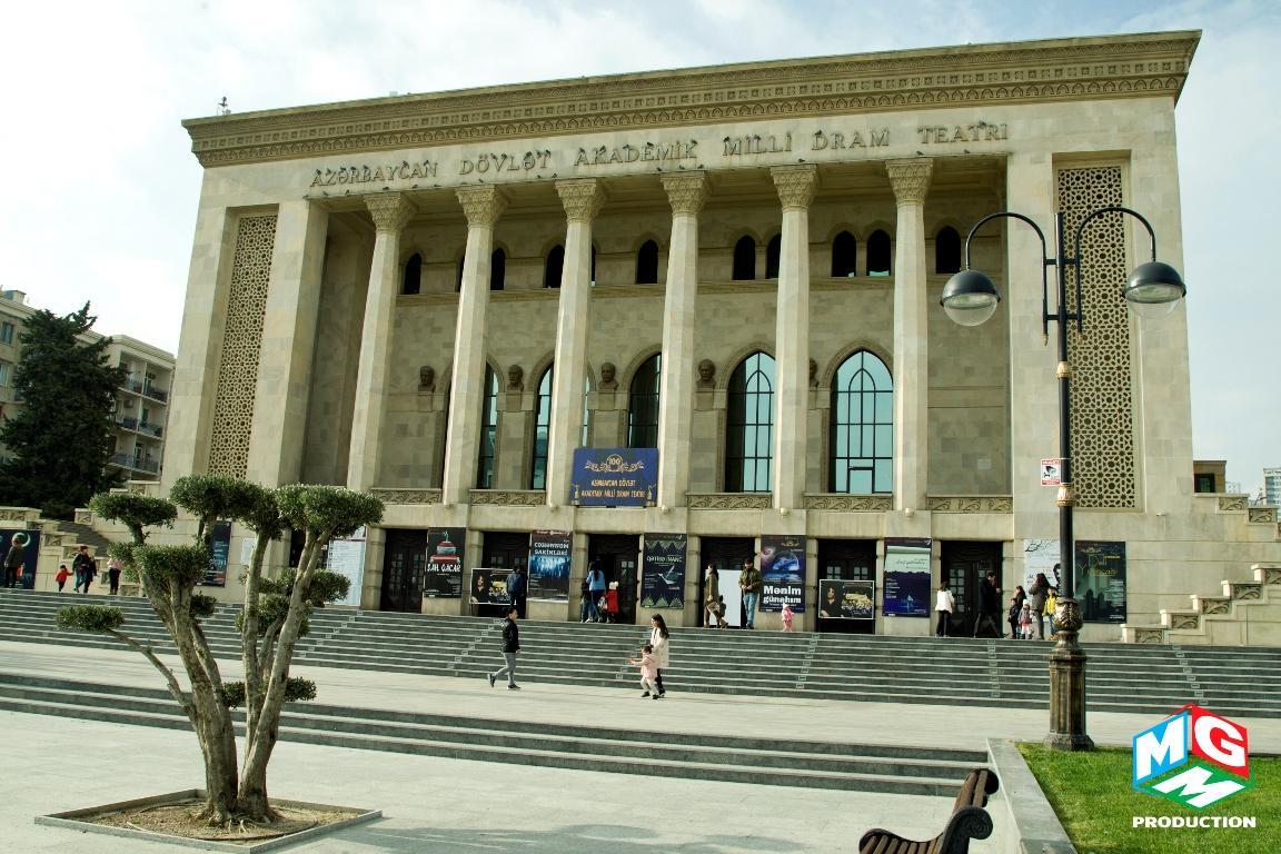В Баку представили музыкальное детское шоу "Синий трактор"