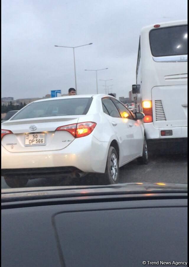 В Баку автобус попал в ДТП, образовалась пробка