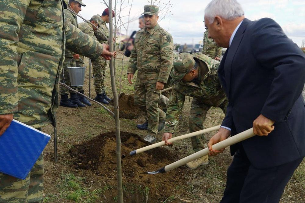 Закир Гасанов проверил боеготовность воинских частей в прифронтовой зоне