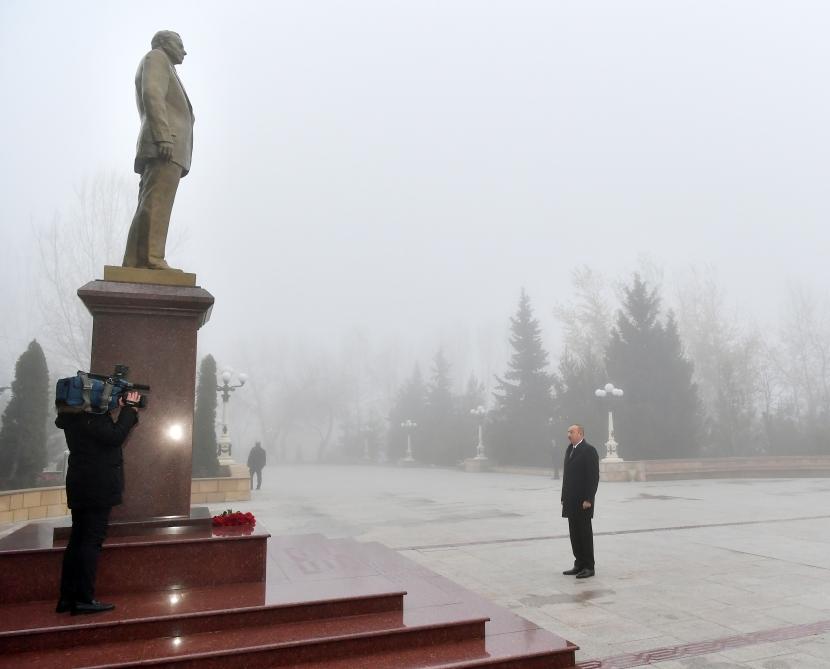 Президент Ильхам Алиев посетил памятник великому лидеру Гейдару Алиеву в городе Шамаха