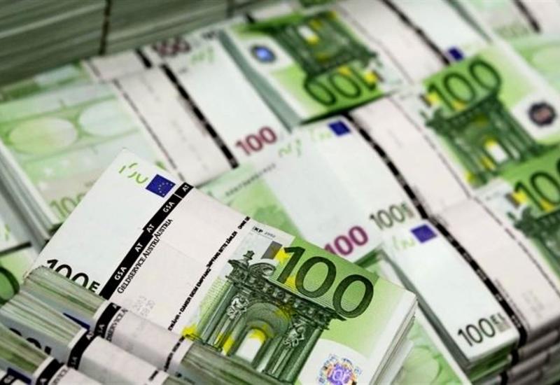 Неизвестные сбросили в канал Милана тысячи банкнот по 100 евро