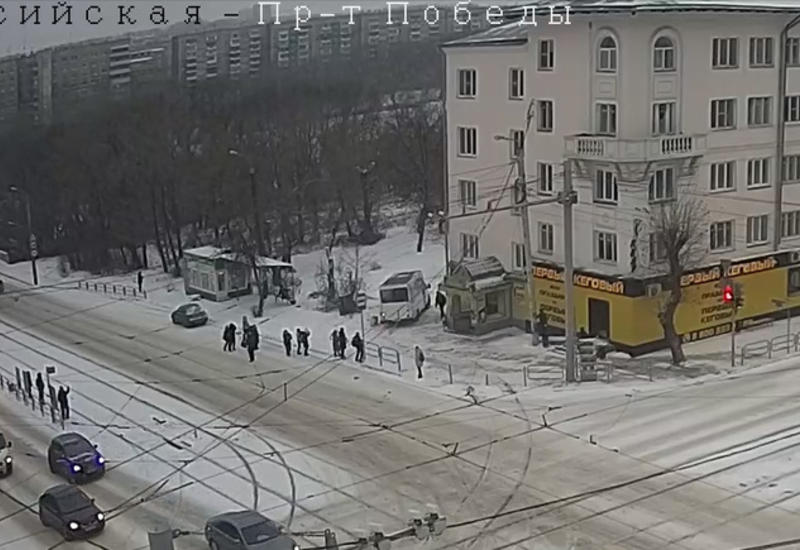 Маршрутка вылетела на остановку с людьми в России