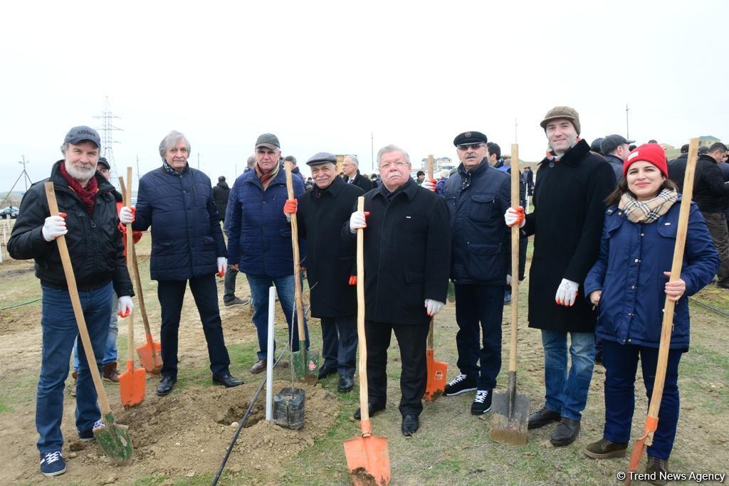 Праздник в Мушфигабаде - акция по посадке 650 тыс. деревьев, концертная программа, знаменитости