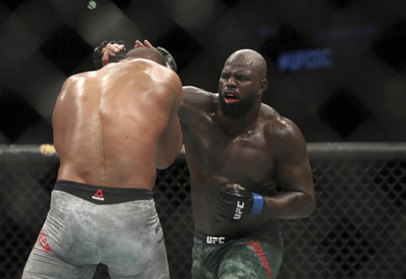 Бойцу UFC разорвало губу при нокаутирующем ударе