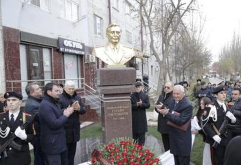 В Дербенте открыли памятник азербайджанскому генералу Гусейну Расулбекову