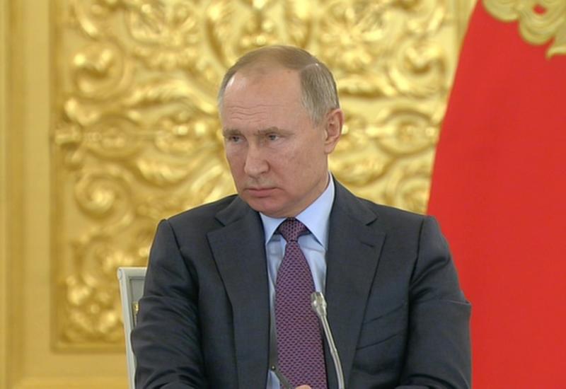 Президент РФ Владимир Путин поддержал идею увольнять чиновников за хамство
