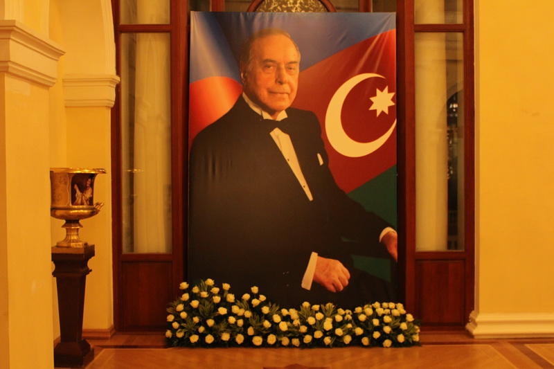 Filarmoniyada ulu öndər Heydər Əliyevin xatirəsinə həsr edilmiş anım gecəsi təşkil olunmuşdur