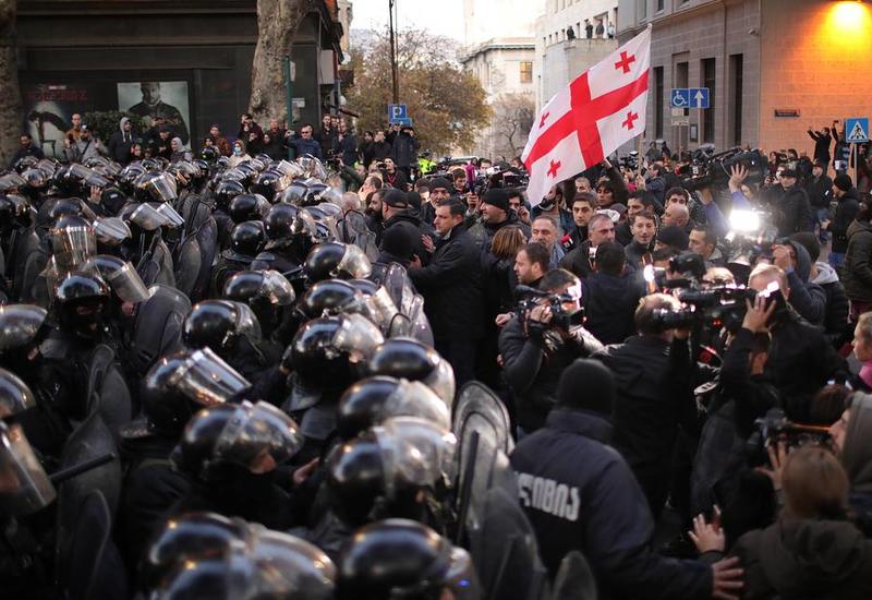 В Тбилиси разгоняют митингующих оппозиционеров
