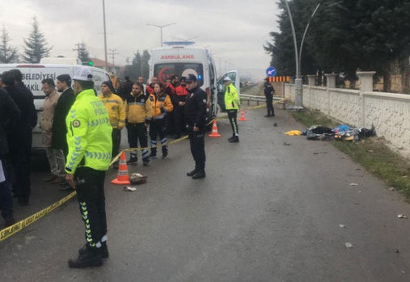 В Турции автомобиль наехал на остановку с людьми, есть жертвы