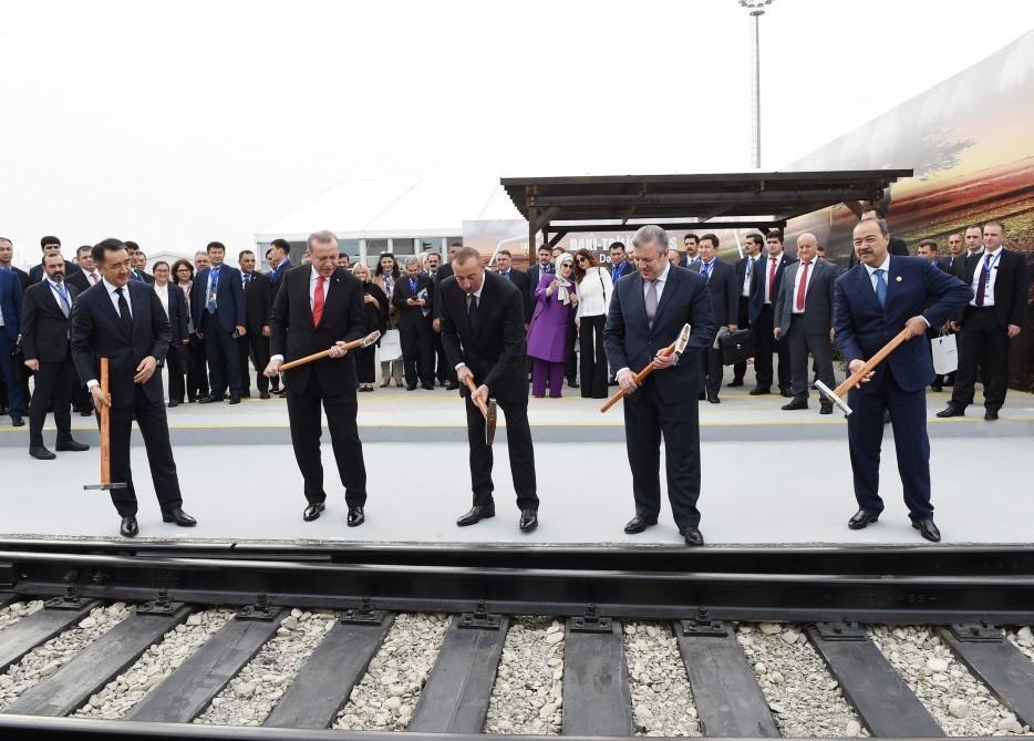 Böyük ömrün fotolarda əbədiləşən anları