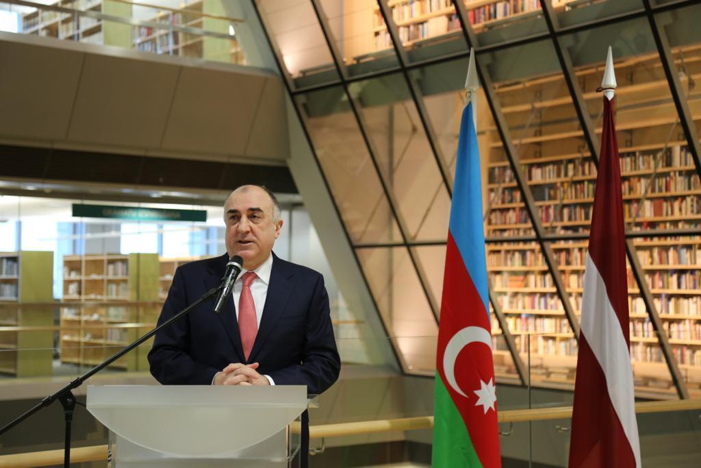Эльмар Мамедъяров подарил Национальной библиотеке Латвии книгу о Карабахе