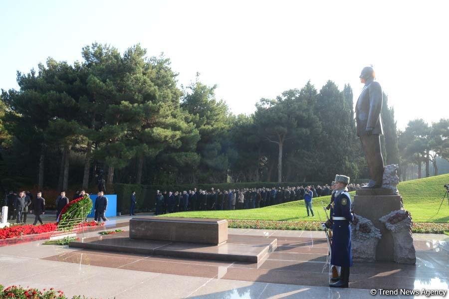Общественность Азербайджана почтила память великого лидера Гейдара Алиева