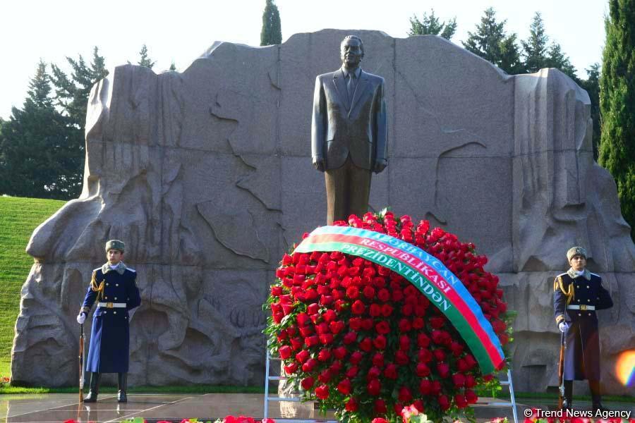 Общественность Азербайджана почтила память великого лидера Гейдара Алиева