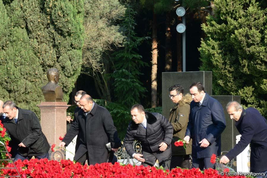 Общественность Азербайджана почтила память великого лидера Гейдара Алиева