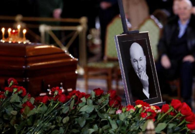 Жена Лужкова положила ему в гроб сверток