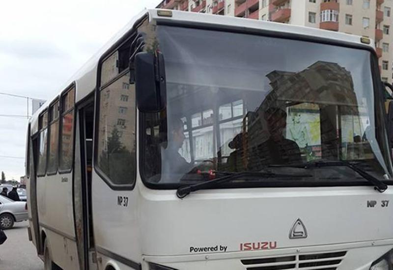 В Баку маршрутный автобус попал в ДТП, есть пострадавшие