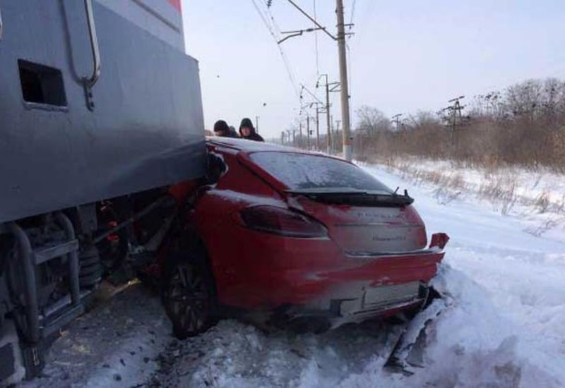 В Турции грузовой поезд столкнулся с автомобилем, погибли 3 человека