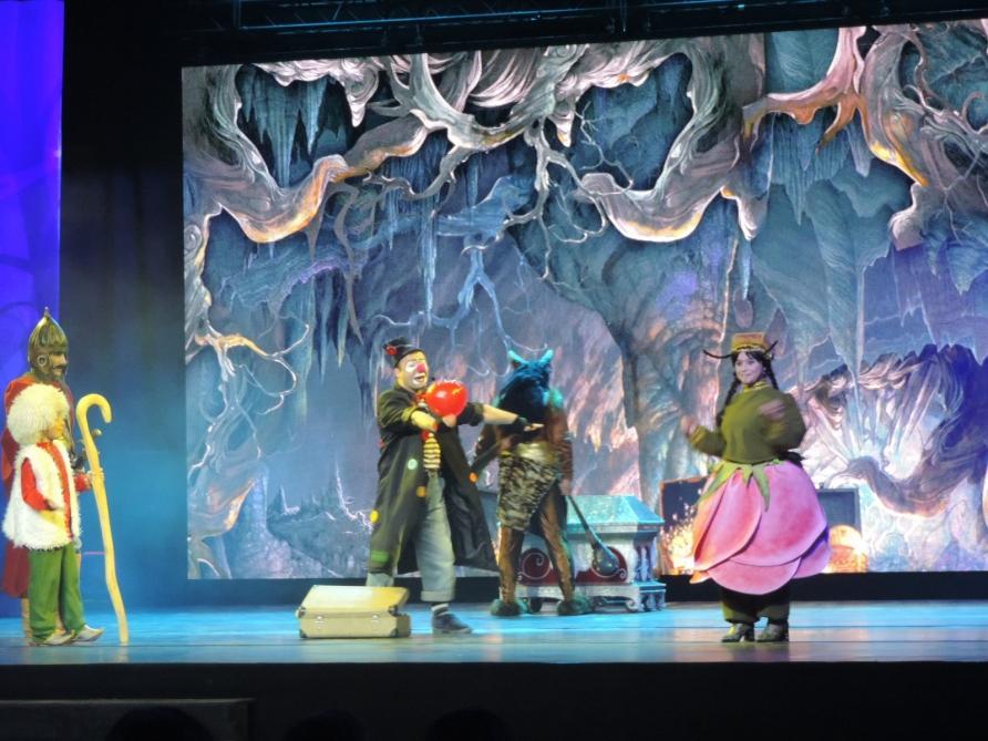 Организованное в Шамахы семейное мега-шоу "Джыртдан и волшебный халат" подарило детям прекрасные, радостные моменты