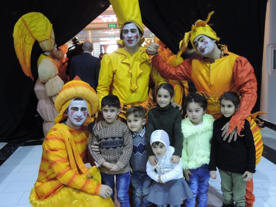 Организованное в Шамахы семейное мега-шоу "Джыртдан и волшебный халат" подарило детям прекрасные, радостные моменты