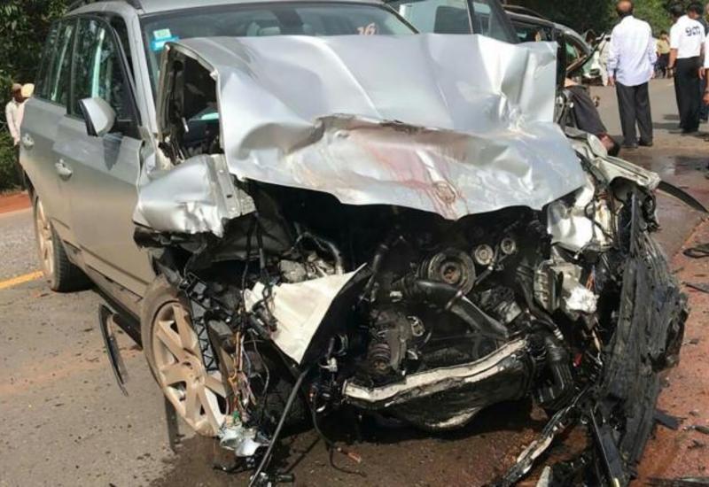 В Сумгайыте легковой автомобиль столкнулся с автобусом, есть погибший