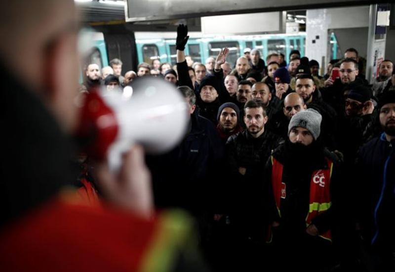 Из-за забастовки в Париже практически не работает метро