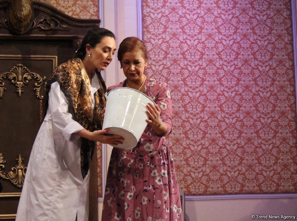 В Баку с большим успехом прошел показ спектакля "Игра в снежки летом"