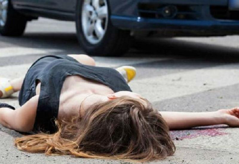 В Баку автомобиль сбил насмерть женщину с ребенком