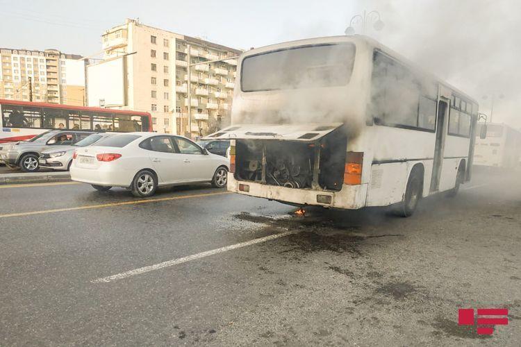 В Баку произошел пожар в маршрутном автобусе