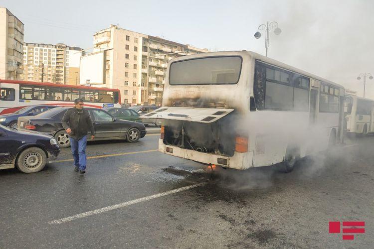 В Баку произошел пожар в маршрутном автобусе