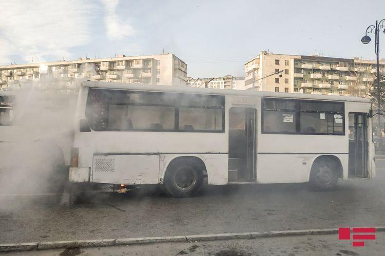 В Баку произошел пожар в маршрутном автобусе