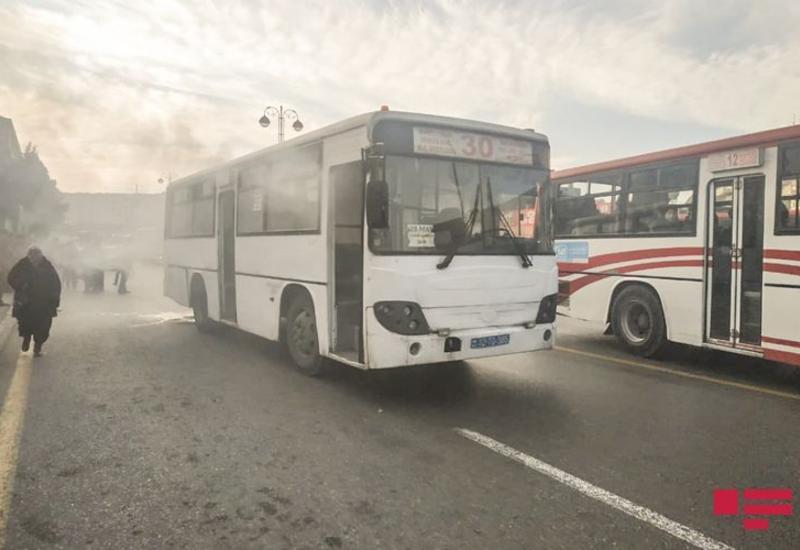 В Баку произошел пожар в маршрутном автобусе