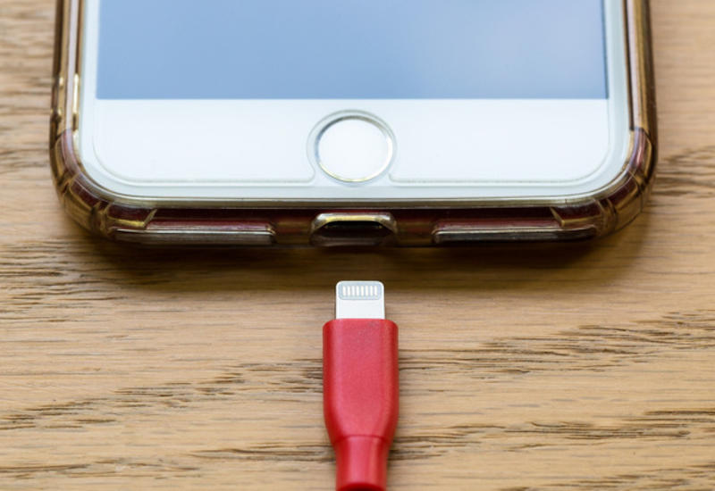 Как нужно заряжать смартфон, чтобы не испортить батарею