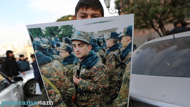 Мать убитого в небоевых условиях солдата попыталась прорваться к Пашиняну