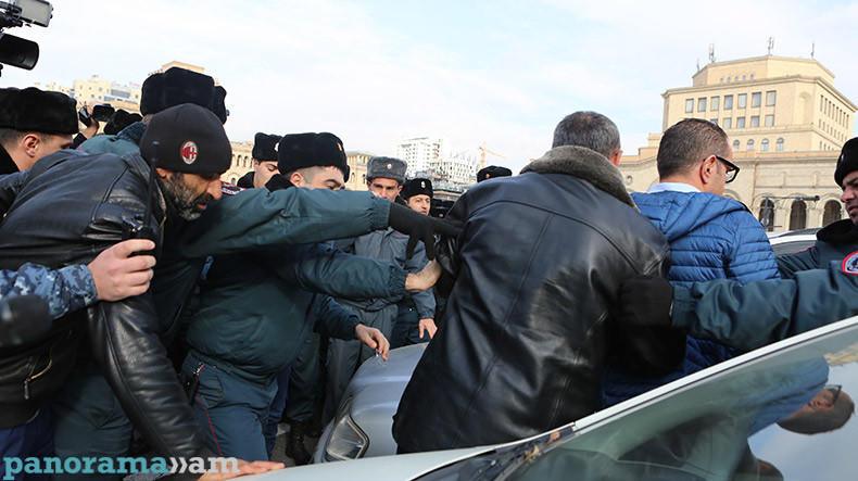 Мать убитого в небоевых условиях солдата попыталась прорваться к Пашиняну