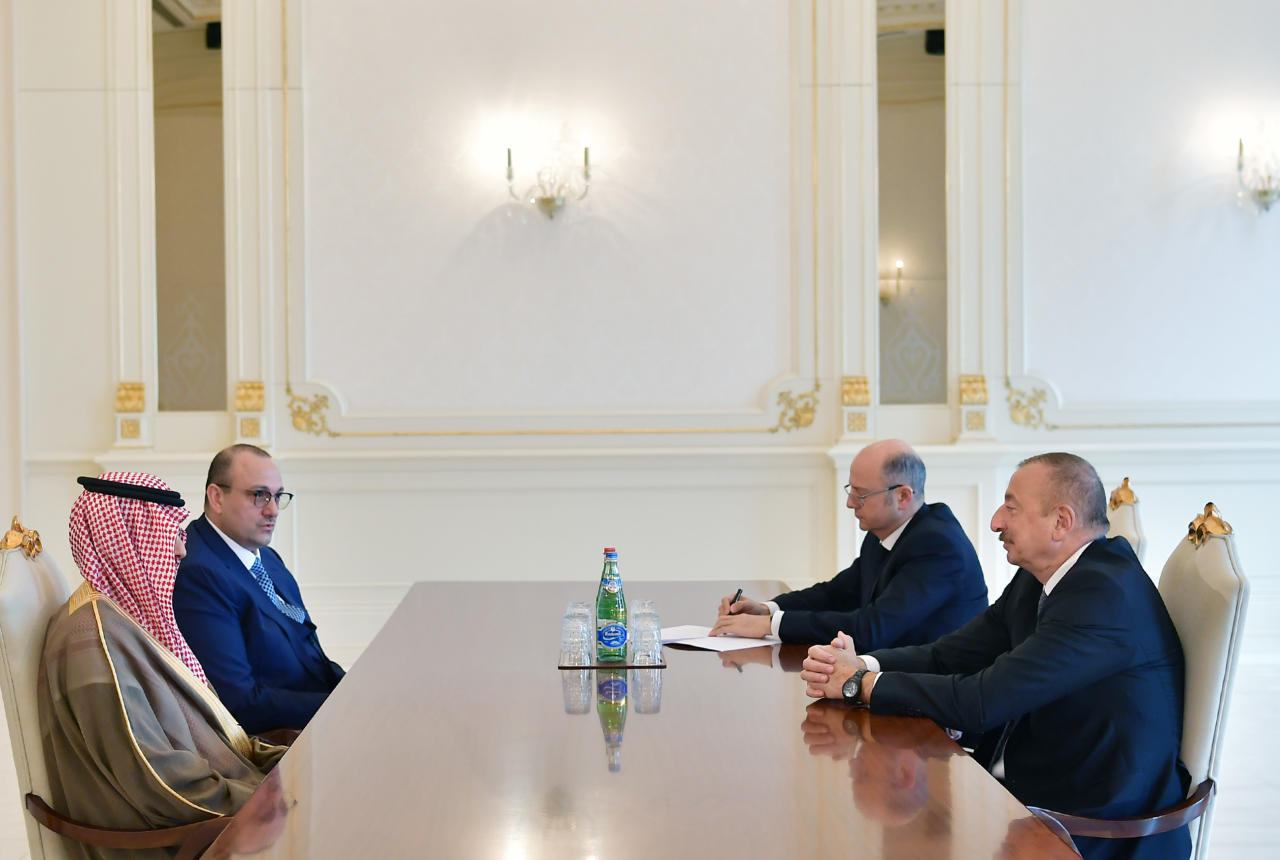 Президент Ильхам Алиев принял председателя правления компании ACWA Power и исполнительного директора компании Masdar
