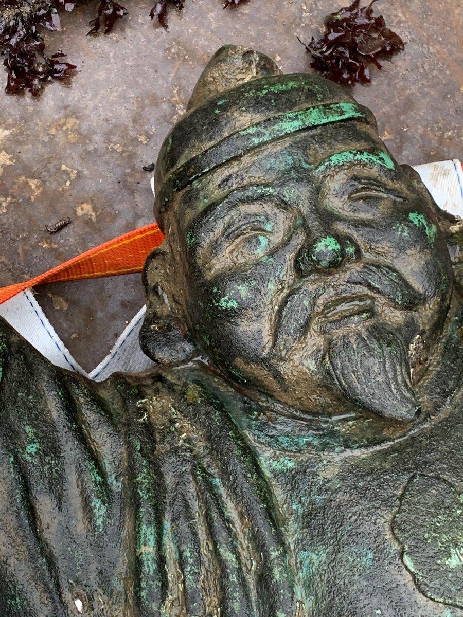Унесенную цунами статую японского бога Эбису подняли из океана