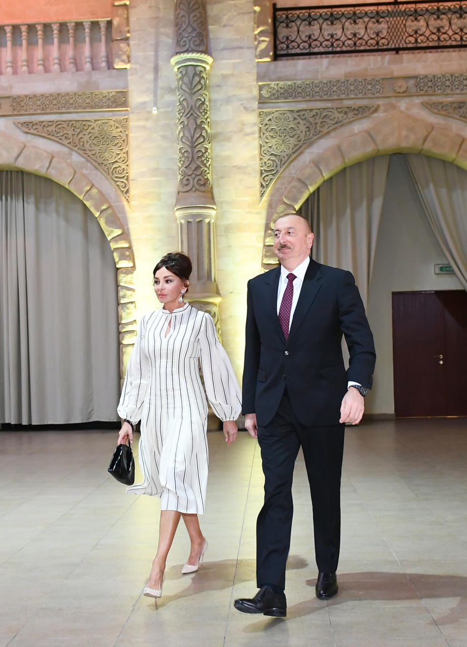 Президент Ильхам Алиев и Первая леди Мехрибан Алиева приняли участие в церемонии по случаю 90-летнего юбилея Хошбахта Юсифзаде