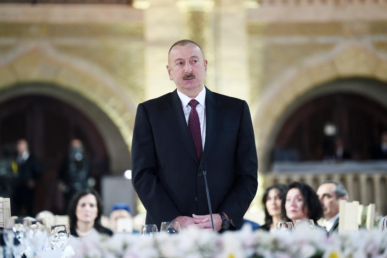 Президент Ильхам Алиев и Первая леди Мехрибан Алиева приняли участие в церемонии по случаю 90-летнего юбилея Хошбахта Юсифзаде