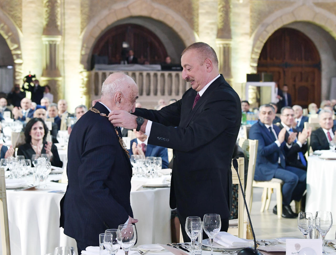 Президент Ильхам Алиев и Первая леди Мехрибан Алиева приняли участие в церемонии по случаю 90-летнего юбилея Хошбахта Юсифзаде