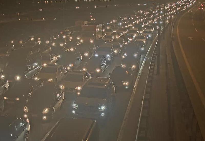 На крупном проспекте в Баку образовалась большая пробка из-за ДТП