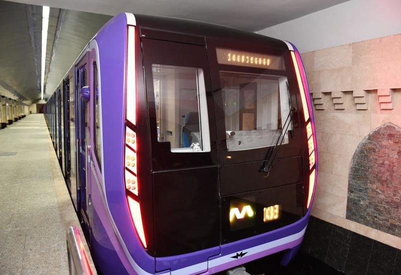 В бакинском метро женщина упала на рельсы