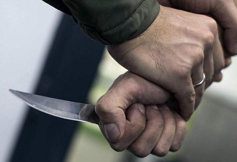 Bakıda bıçaqlanma: yaralı hücum edən şəxsi tanımadığını deyir
