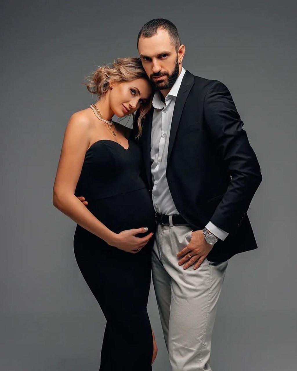 Dünya çempionu hamilə arvadı ilə fotosessiya etdirdi