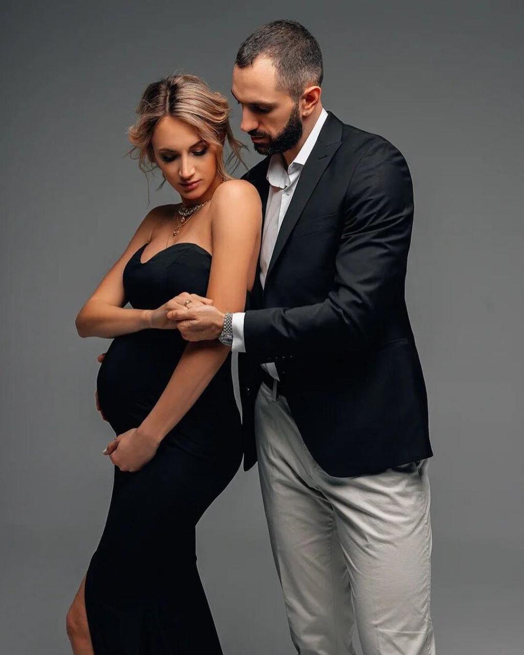Dünya çempionu hamilə arvadı ilə fotosessiya etdirdi