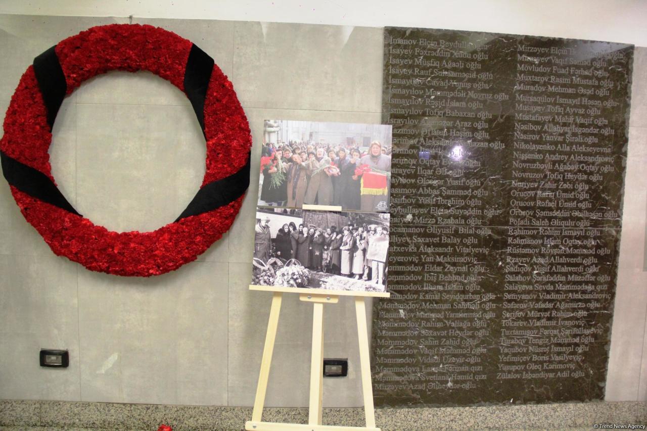 В бакинском метро открылась фотовыставка "30 лет кровавой истории 20 Января"