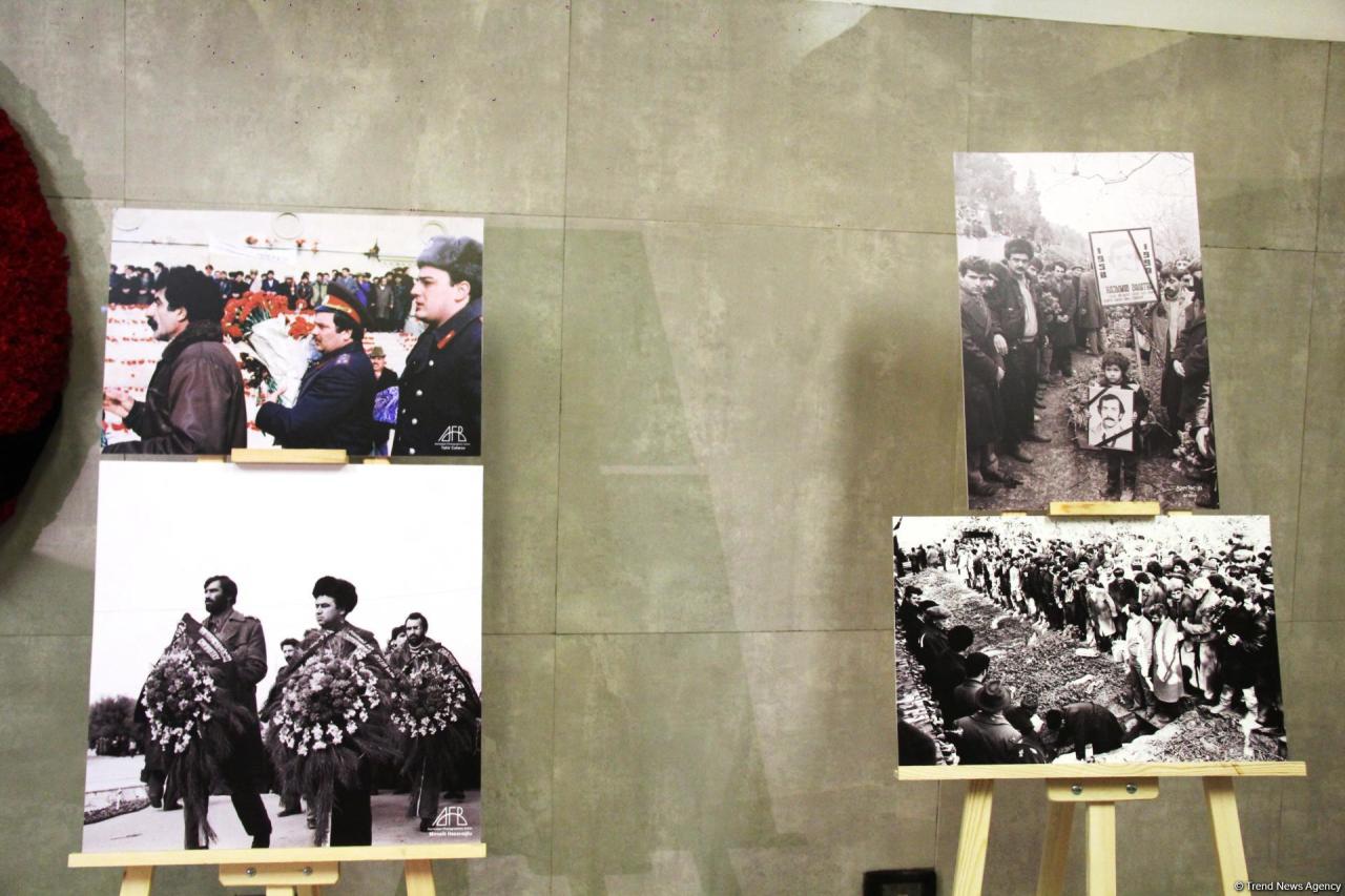 В бакинском метро открылась фотовыставка "30 лет кровавой истории 20 Января"