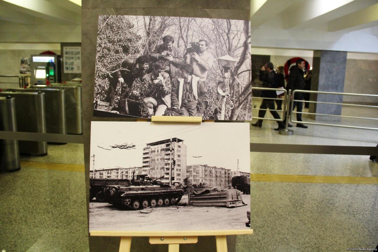 В бакинском метро открылась фотовыставка "30 лет кровавой истории 20 Января"